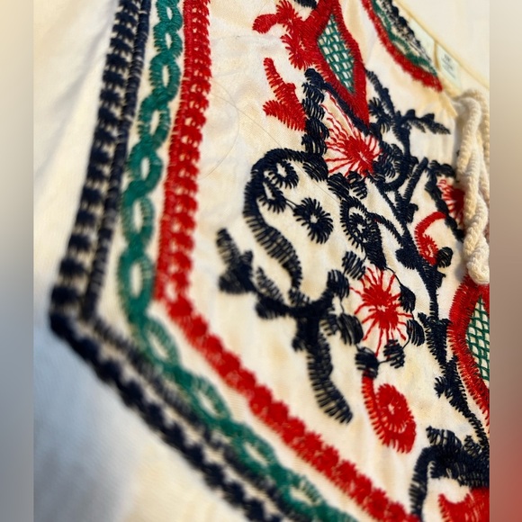 Lightweight embroidered top with cropped sleeves - Picture 4 of 4